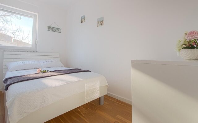 Amazing Apartment in Nin With 2 Bedrooms and Wifi