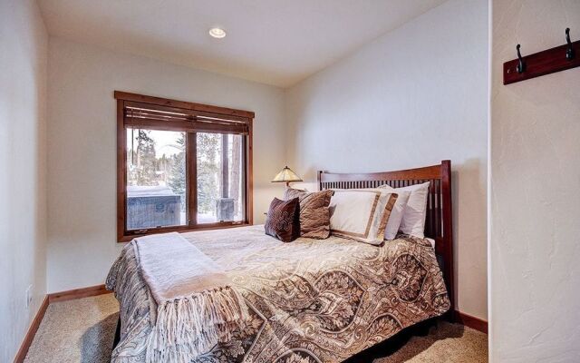 Pine Needle Lodge 5 Bedroom Home by RedAwning