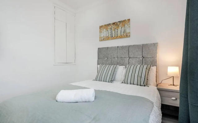 Stunning Top 2 Bed Flat Tilbury Central Location