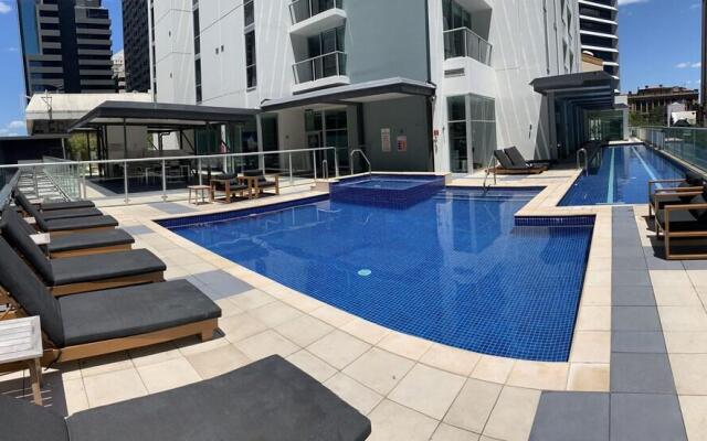 Spacious 3 Bed City Apt with Car Park, Pool & Gym