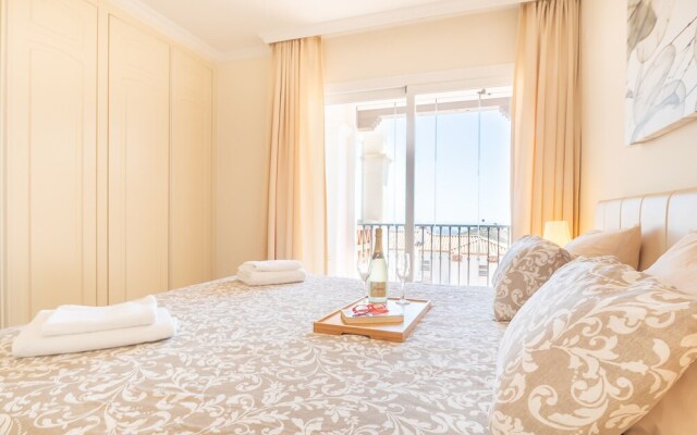 Pool Apt Calahonda 2 With Sea View