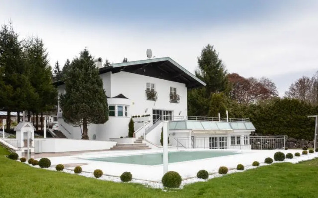 Jacks Lake & Mountain (JLM) Hostel