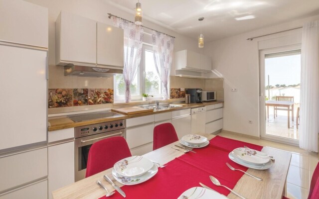 Nice Home in Liznjan With Wifi and 3 Bedrooms