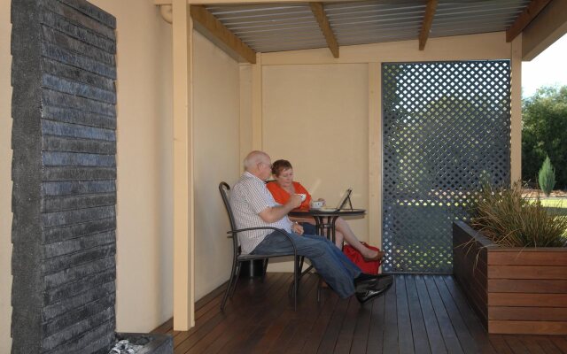 Golden Chain Tower Motor Inn