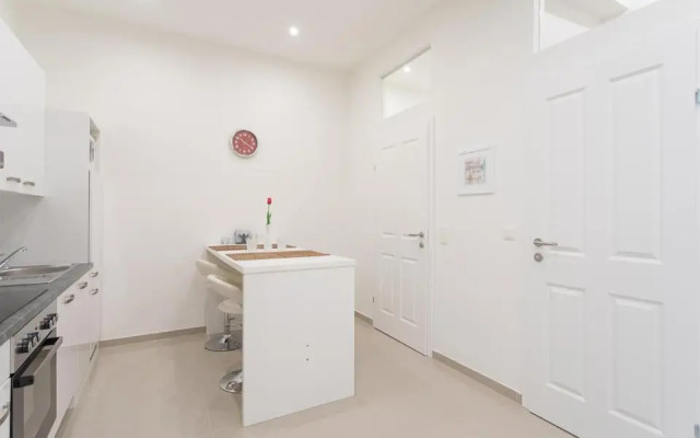 Bright Red Heart Apartment in Leopoldstadt