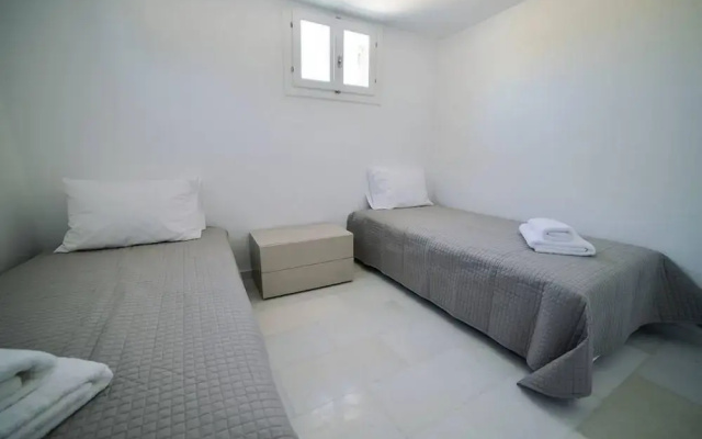 Coral Villa With 4 Bedrooms in Paros