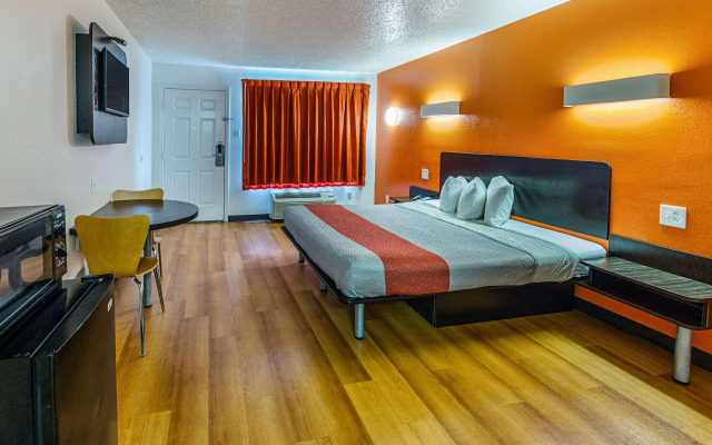 Motel 6 Waxahachie, TX