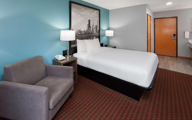Super 8 by Wyndham McHenry/Fox Lake Area