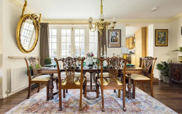 Mayfair 3-bed 6-guest W/patio & ac Berkeley Square