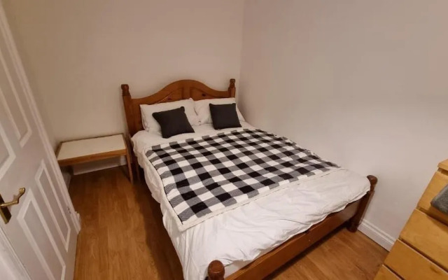 Spacious 6-bed house - 12 mins Gatwick