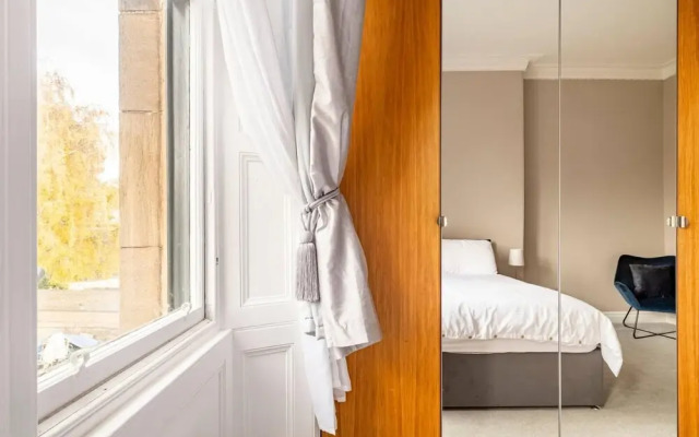 Stunning 5 Bedroom Large Apartment With Parking