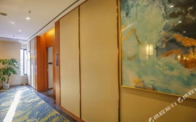 Rujia Huayi Selected Hotel (Qingdao Jimo Ancient City Baolong Square Store)