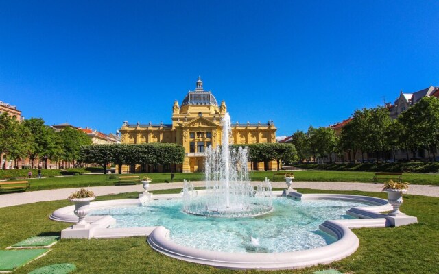 Amazing Home in Zagreb With 4 Bedrooms, Wifi and Jacuzzi