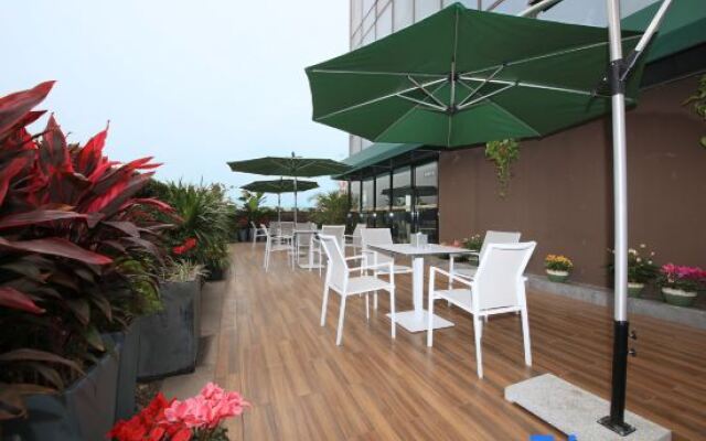 Yibin moon Peninsula Light Hotel(University City & Exhibition Center)