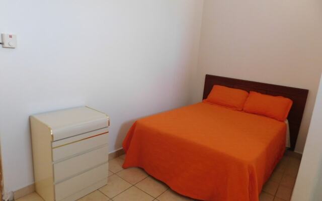 Henry's GuestHouse - Hostel