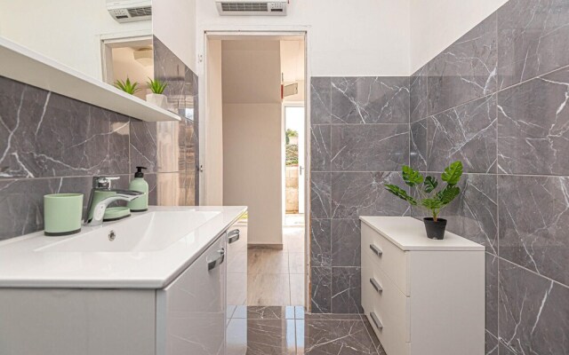 Amazing Home in Grebastica With Wifi and 4 Bedrooms