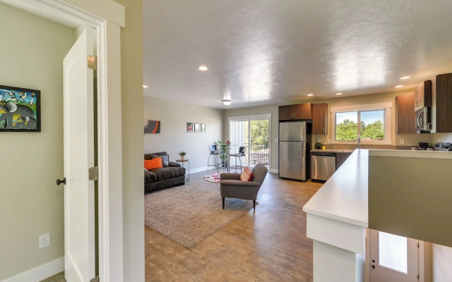 Modern Apt - 7 Mi to St. Anthony Sand Dunes!