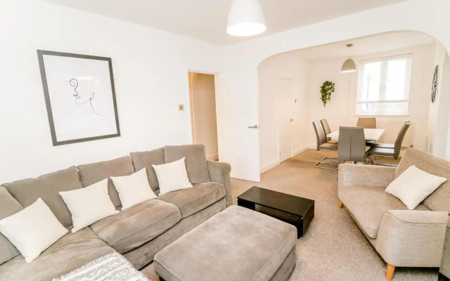 New City House, Great Location - With Parking