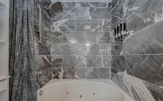 Upscale 1BR Condo in Med Center