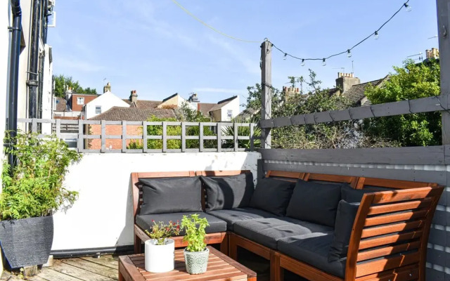 Cosy 1 Bedroom Modern Maisonette with Summertime Balcony