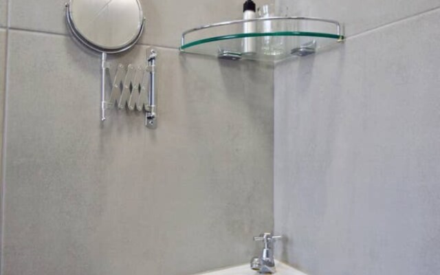 Sunny 2 Bedroom Apartment by The Company's Gardens