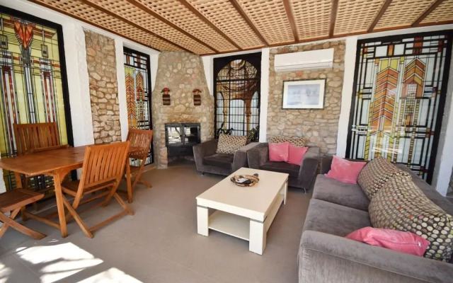 Villa Nail by Helaltatilvillari