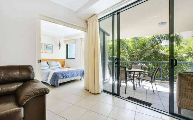 1 Bedroom - Private Managed Resort Pool and Beach - Alex – Balcony – Alexandra Headland