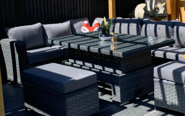 Linda's Annex-NEWLY BUILT separate entrance!!