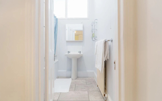 Earls Court Apartments by BaseToGo