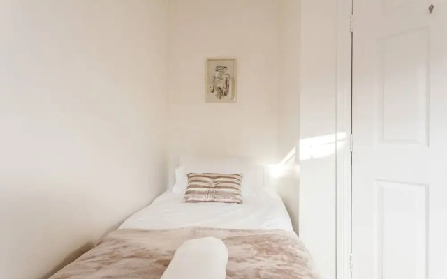 Modern Apartment - mins to Marina/Stadium/City Center