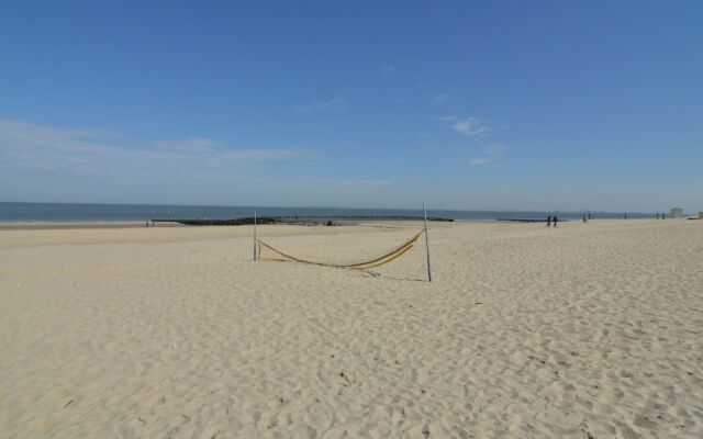 Apartment in Nieuwvliet with Roof Terrace, Garden, Parking