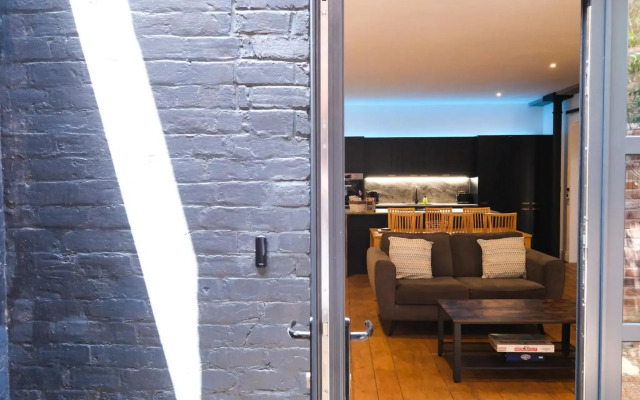 The Eden Warehouse - Pink Apartment (sleeps 4)