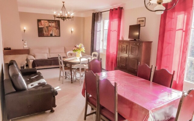 Attractive Villa in Roquemaure With Swimming Pool