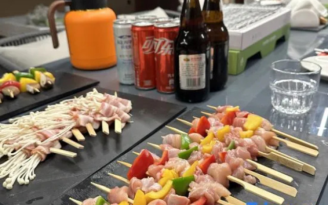 Dacheng enjoys building a courtyard by the river