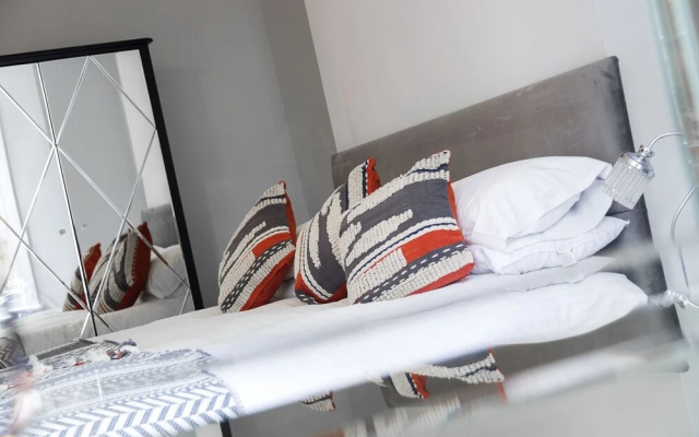 Stylish York Gardens Apartment