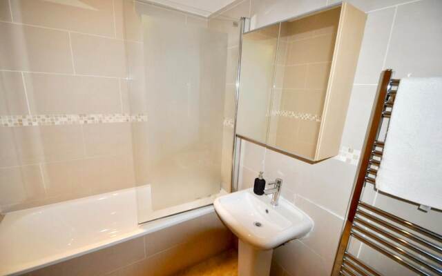 Apartment With 2 Bedrooms in Greater London, With Wifi