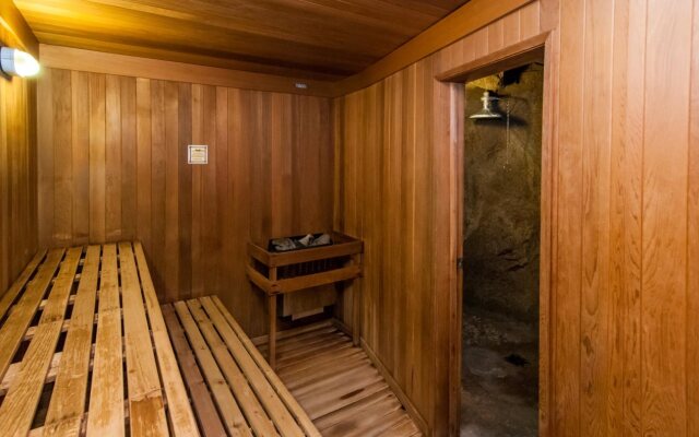 The Fox Hotel and Suites