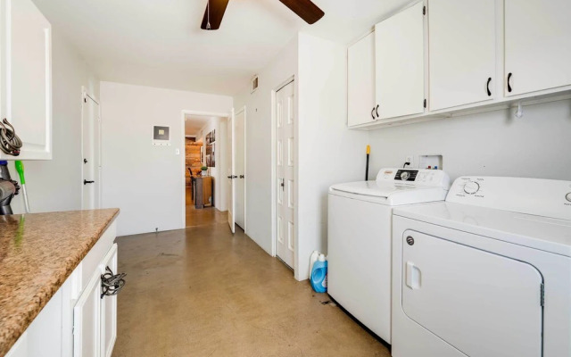 Bright Scottsdale Home: Private Pool + Gas Grill!