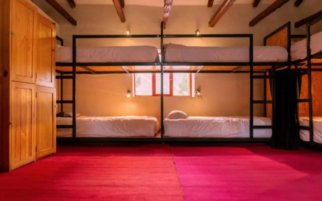 Valle verde, Hostel & camping