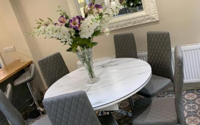 Luxury Lakeside Living Broadview 2 Georgian Town House