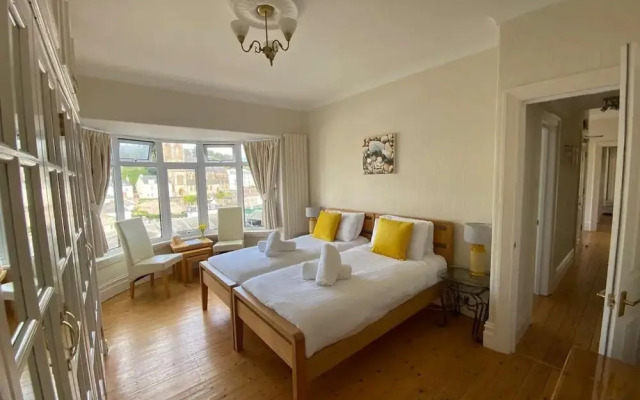 4 Bed-central Location-sleeps 8-marina Sea View-pets-parking