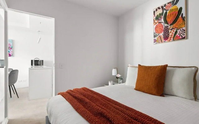 Modern 2BR Apt by the Yarra River