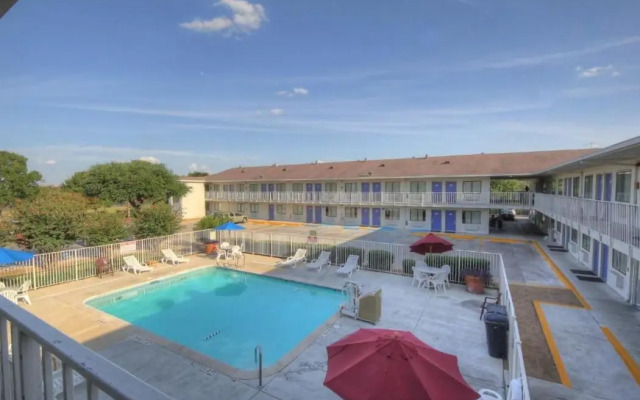 Motel 6 San Antonio, TX - Fiesta