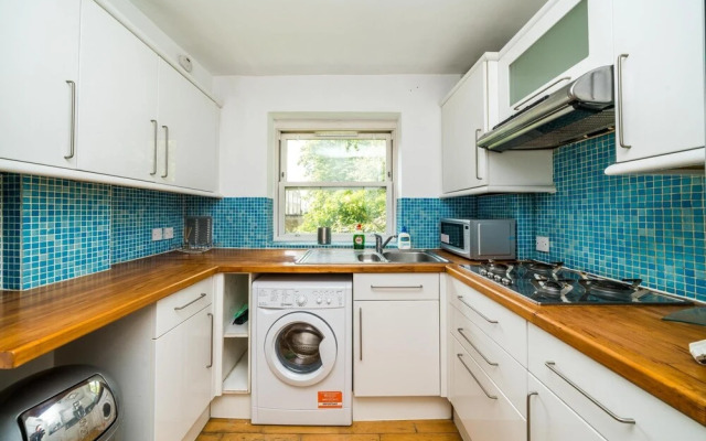 Lovely 1BD Flat + Private Balcony Near Portobello