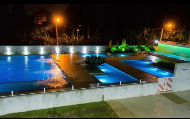 BH35: APTO NOVO A 350m DA PRAIA, COM 5 PISCINAS