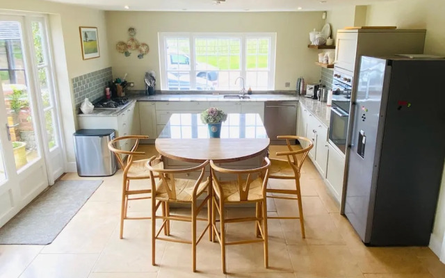Stunning 6-bed Country House With Heated Pool