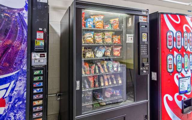 Econo Lodge Inn & Suites Norton