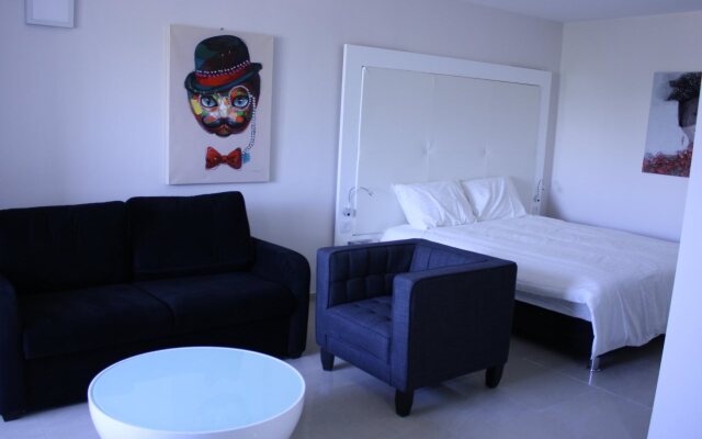 Rich Royal Suites