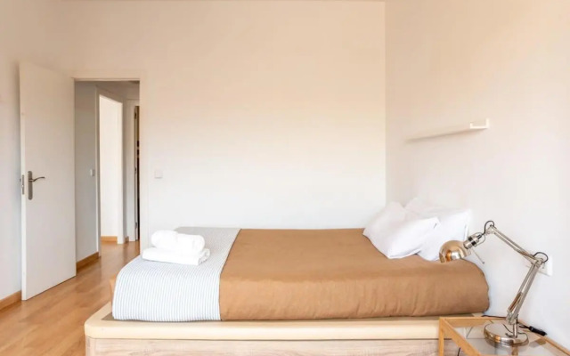 Bright and modern 4BD with terrace near Arc de Triomf