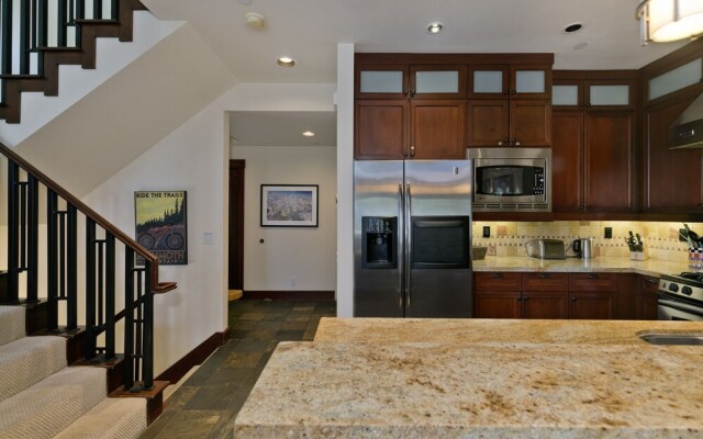 Juniper Crest #25 4 Bedroom Condo by RedAwning